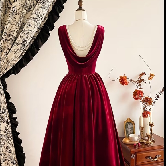 Luxurious Burgundy Velvet Evening Gown - Picture 3 of 3